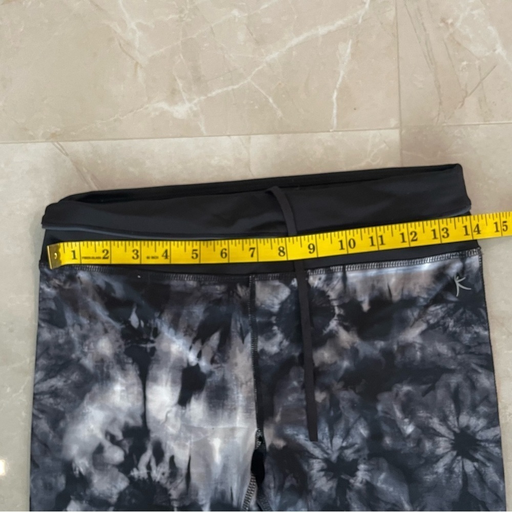Danskin Leggings Size Medium Black Gray Tie Dye Fitted Cropped Capri Comfy Soft - Picture 4 of 7